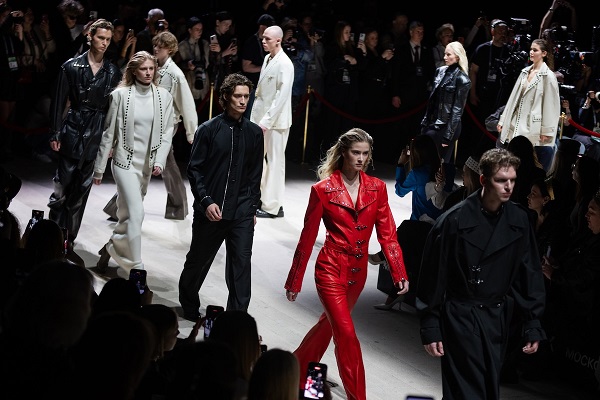 Emre Erdemoğlu Moskova Moda Haftası’na damga vurdu